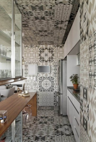 Carreaux de ciment au sol et plafond