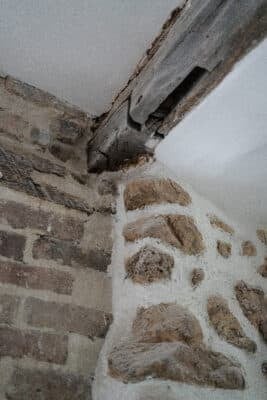 Détail du mur, mur en brique et pierre apparente avec poutre en bois apparente