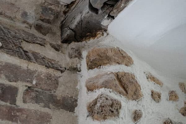 Détail du mur, mur en brique et pierre apparente avec poutre en bois apparente