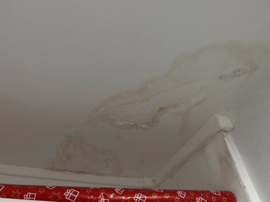 Dégât des eaux - fuite d'eau sur le plafond
