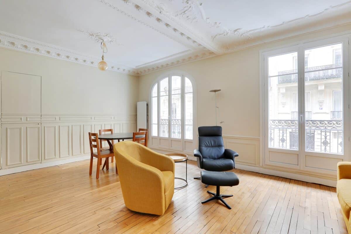 Salon et pièce à vivre avec moulure sur plafond