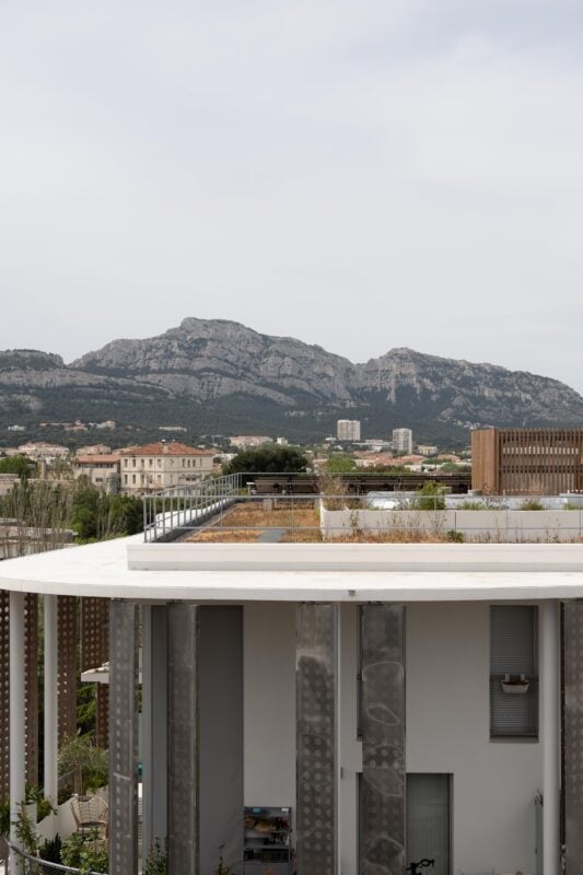 Façade bâtiment avec vue sur les montagnes à Marseille