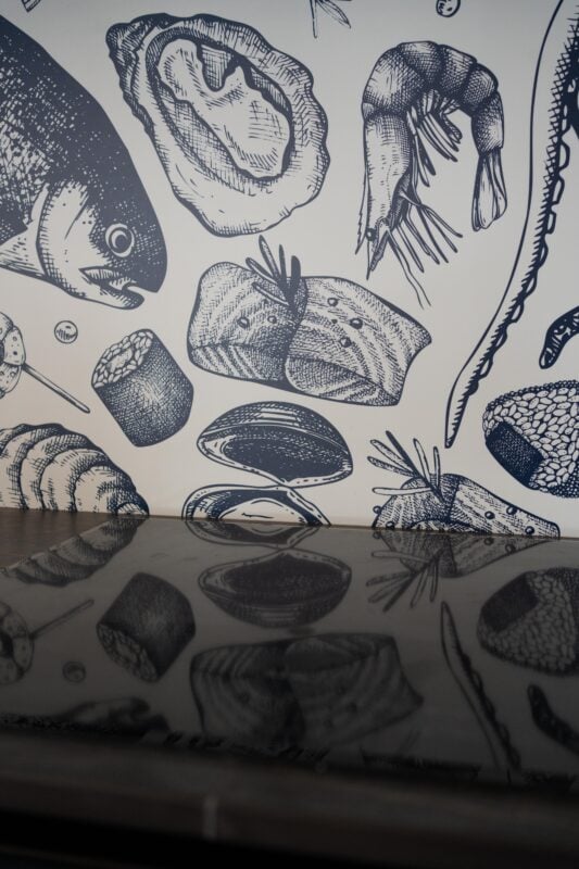 Papier peint crustacé appliqué dans une cuisine