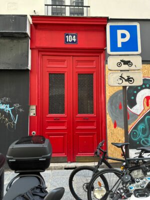 Porte cochère peinte en rouge à Paris 10