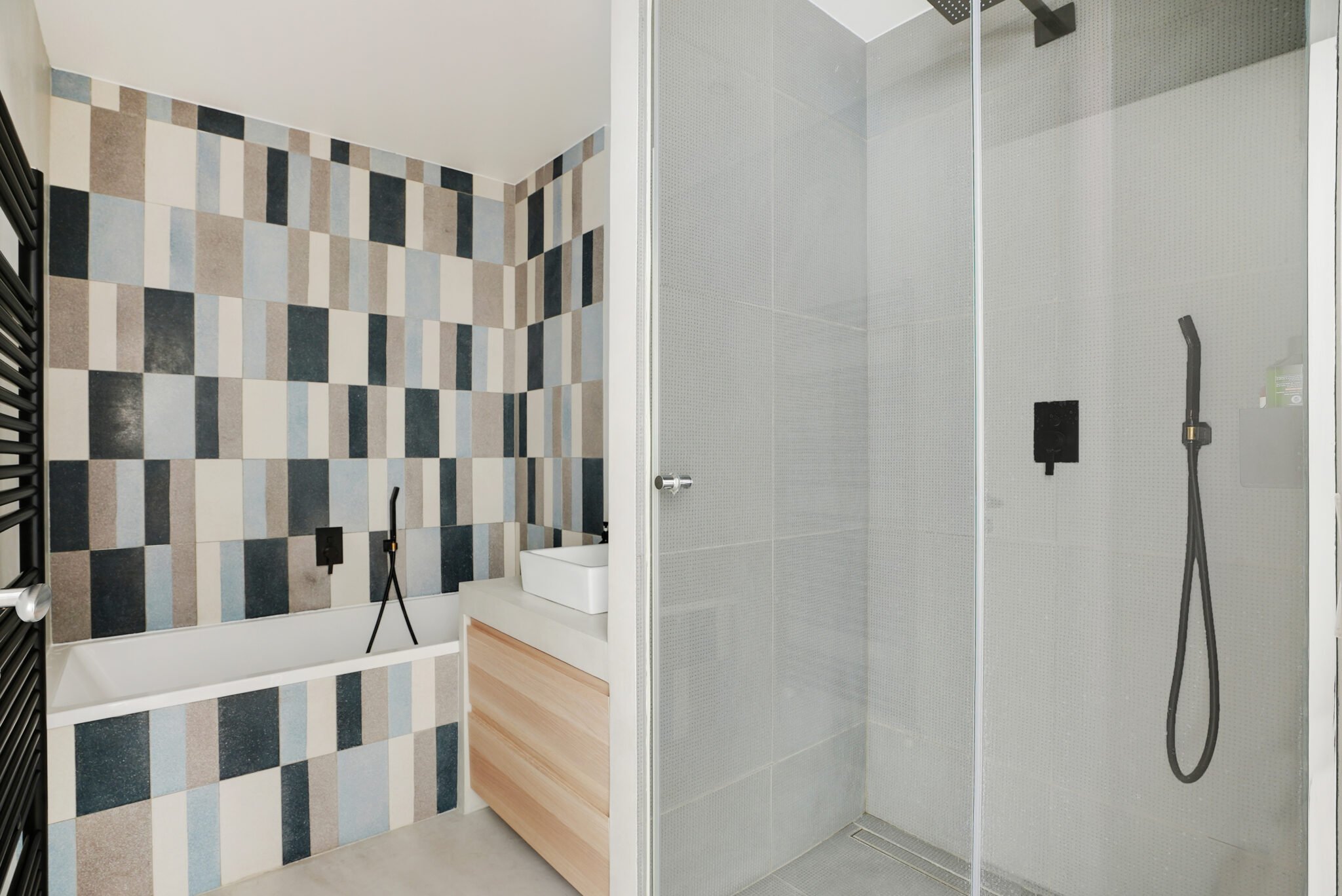 Salle de bain avec baignoire et douche
