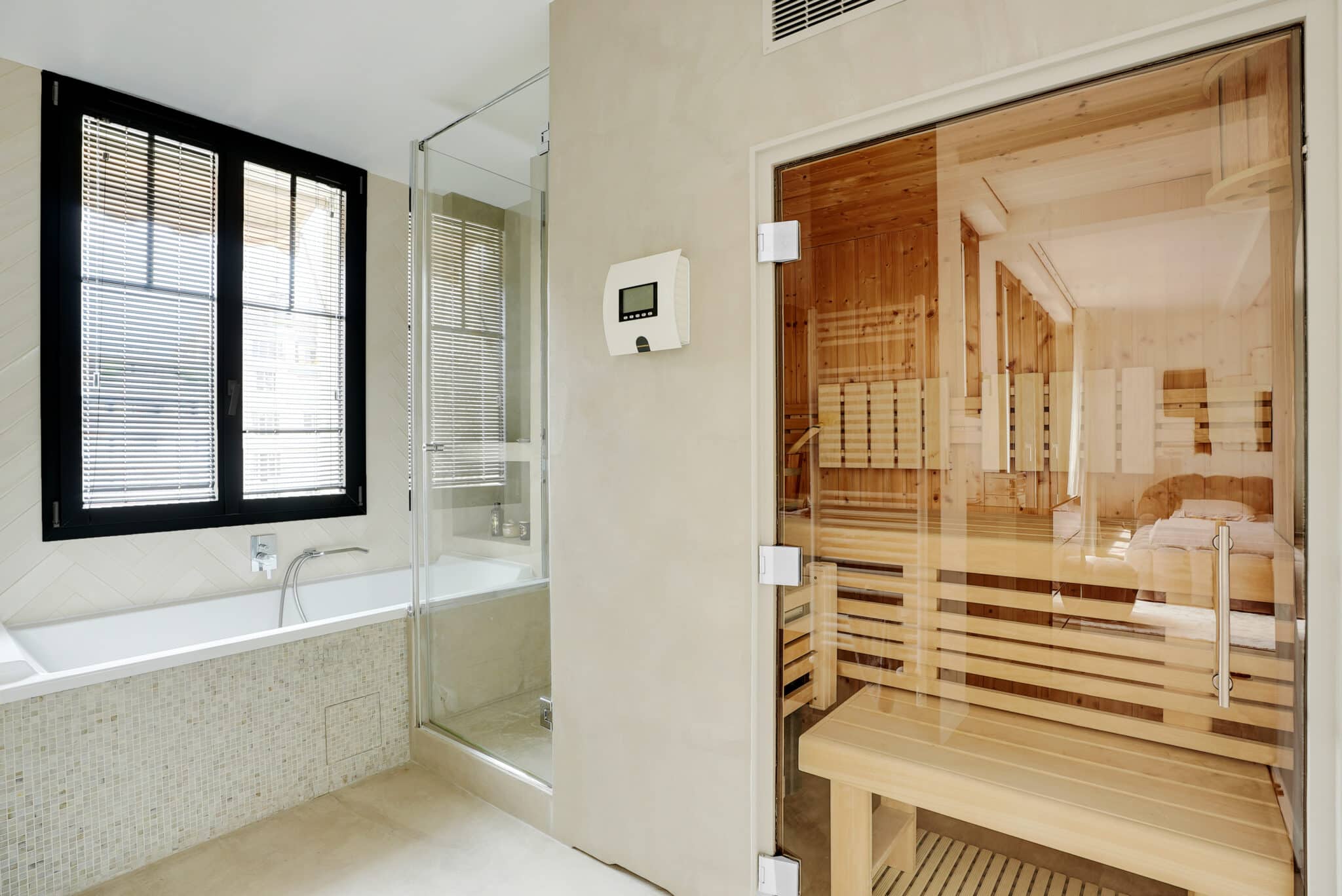 Salle de bain avec baignoire et sauna