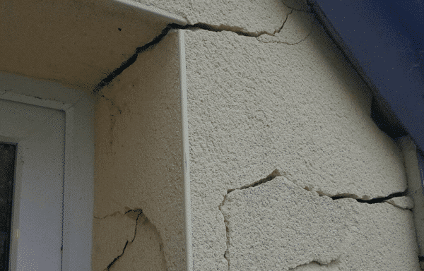 Fissure sur façade de maison