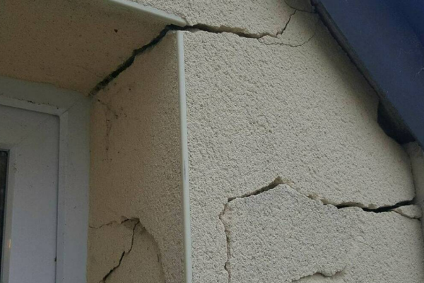 Fissure sur façade de maison